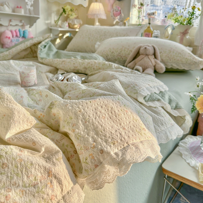 91家纺网 家纺一手货源 找家纺 几禾 2026新款泡芙纱全棉蕾丝花边夏被-花笺系列（甜系花边撞入梦境，软乎乎的质感，治愈所有疲惫） 花笺-浅夏花信