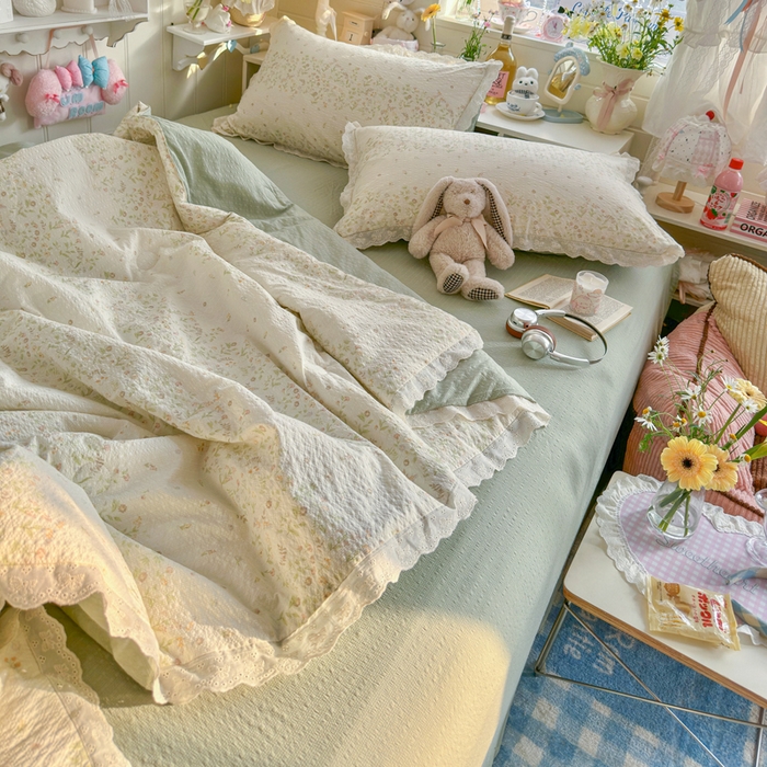 91家纺网 家纺一手货源 找家纺 几禾 2026新款泡芙纱全棉蕾丝花边夏被-花笺系列（甜系花边撞入梦境，软乎乎的质感，治愈所有疲惫） 花笺-浅夏花信