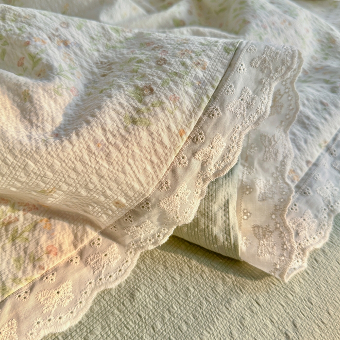 91家纺网 家纺一手货源 找家纺 几禾 2026新款泡芙纱全棉蕾丝花边夏被-花笺系列（甜系花边撞入梦境，软乎乎的质感，治愈所有疲惫） 花笺-浅夏花信