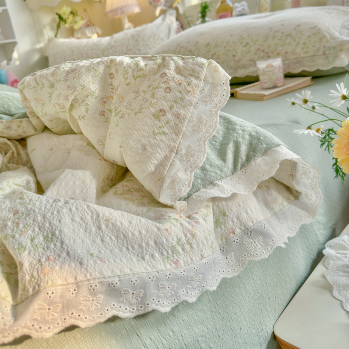 91家纺网 家纺一手货源 找家纺 几禾 2026新款泡芙纱全棉蕾丝花边夏被-花笺系列（甜系花边撞入梦境，软乎乎的质感，治愈所有疲惫） 花笺-浅夏花信