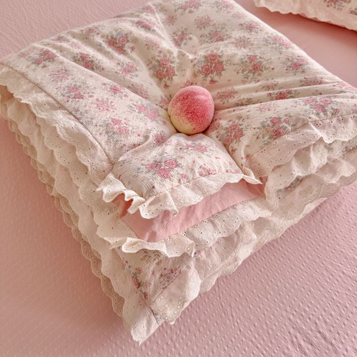 91家纺网 家纺一手货源 找家纺 几禾 2026新款泡芙纱全棉蕾丝花边夏被-花笺系列（甜系花边撞入梦境，软乎乎的质感，治愈所有疲惫） 花笺-日光漫游