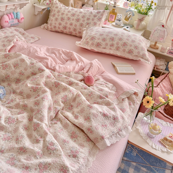 91家纺网 家纺一手货源 找家纺 几禾 2026新款泡芙纱全棉蕾丝花边夏被-花笺系列（甜系花边撞入梦境，软乎乎的质感，治愈所有疲惫） 花笺-日光漫游