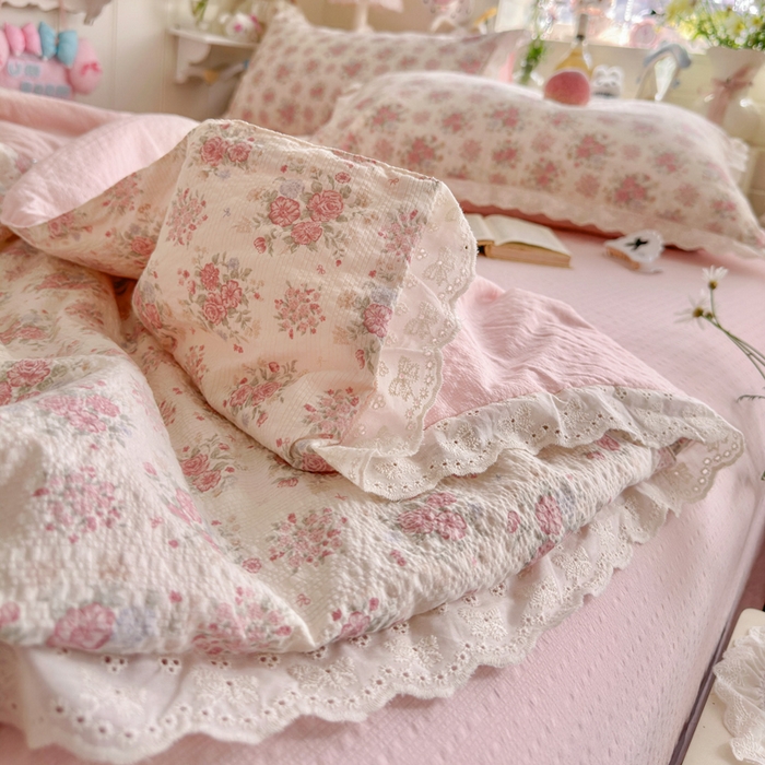 91家纺网 家纺一手货源 找家纺 几禾 2026新款泡芙纱全棉蕾丝花边夏被-花笺系列（甜系花边撞入梦境，软乎乎的质感，治愈所有疲惫） 花笺-日光漫游