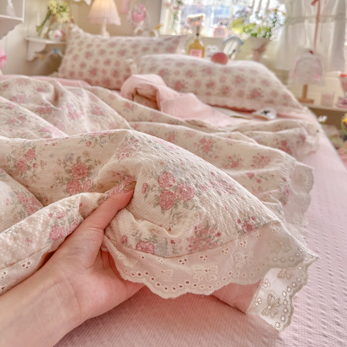 91家纺网 家纺一手货源 找家纺 几禾 2026新款泡芙纱全棉蕾丝花边夏被-花笺系列（甜系花边撞入梦境，软乎乎的质感，治愈所有疲惫） 花笺-日光漫游