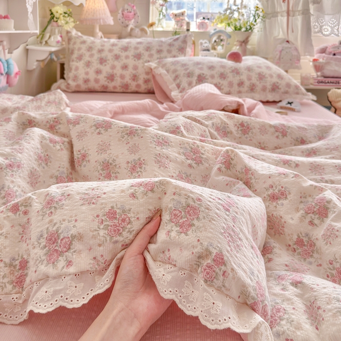 91家纺网 家纺一手货源 找家纺 几禾 2026新款泡芙纱全棉蕾丝花边夏被-花笺系列（甜系花边撞入梦境，软乎乎的质感，治愈所有疲惫） 花笺-日光漫游