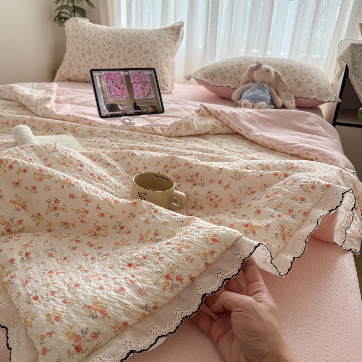 91家纺网 家纺一手货源 找家纺 欧尚 2026新款蕾丝花边夏被款四件套 粉黛