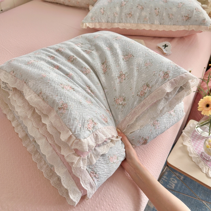 91家纺网 家纺一手货源 找家纺 几禾 2026新款泡芙纱全棉蕾丝花边夏被-花笺系列（甜系花边撞入梦境，软乎乎的质感，治愈所有疲惫） 花笺-柔诗意
