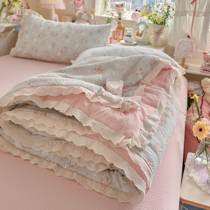 91家纺网 家纺一手货源 找家纺 几禾 2026新款泡芙纱全棉蕾丝花边夏被-花笺系列（甜系花边撞入梦境，软乎乎的质感，治愈所有疲惫） 花笺-柔诗意