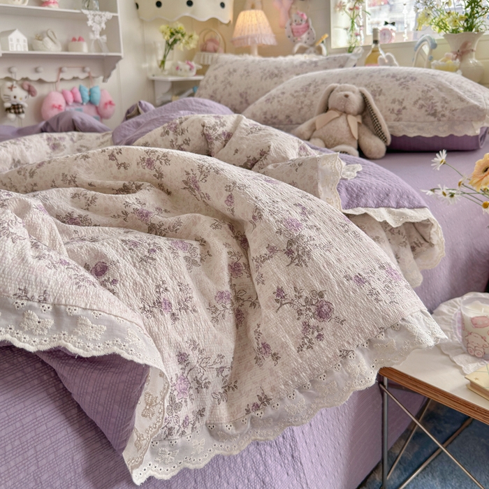 91家纺网 家纺一手货源 找家纺 几禾 2026新款泡芙纱全棉蕾丝花边夏被-花笺系列（甜系花边撞入梦境，软乎乎的质感，治愈所有疲惫） 花笺-柔紫碎花屿