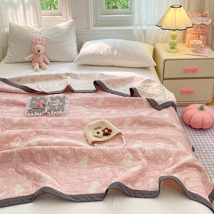 91家纺网 家纺一手货源 找家纺 云天家纺 2026新款A类全棉三层纱多功能毛巾被（盖毯床单夏被） 萌宠小狗-粉