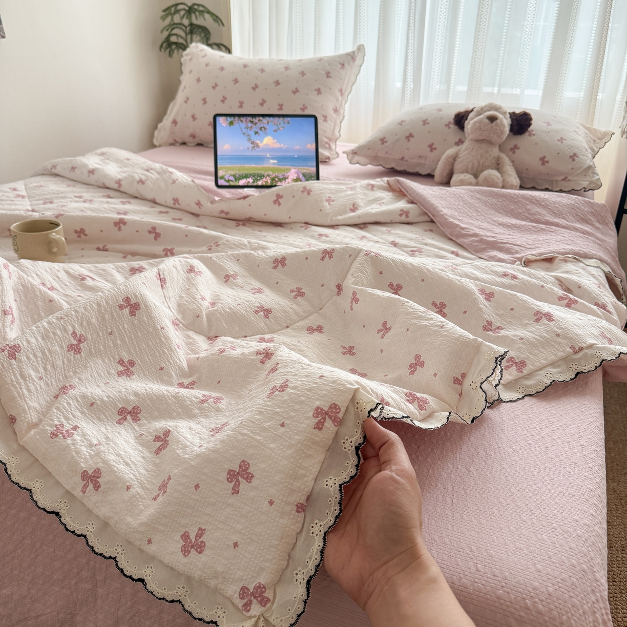 91家纺网 家纺一手货源 找家纺 欧尚 2026新款蕾丝花边夏被款四件套 粉色蝴蝶结