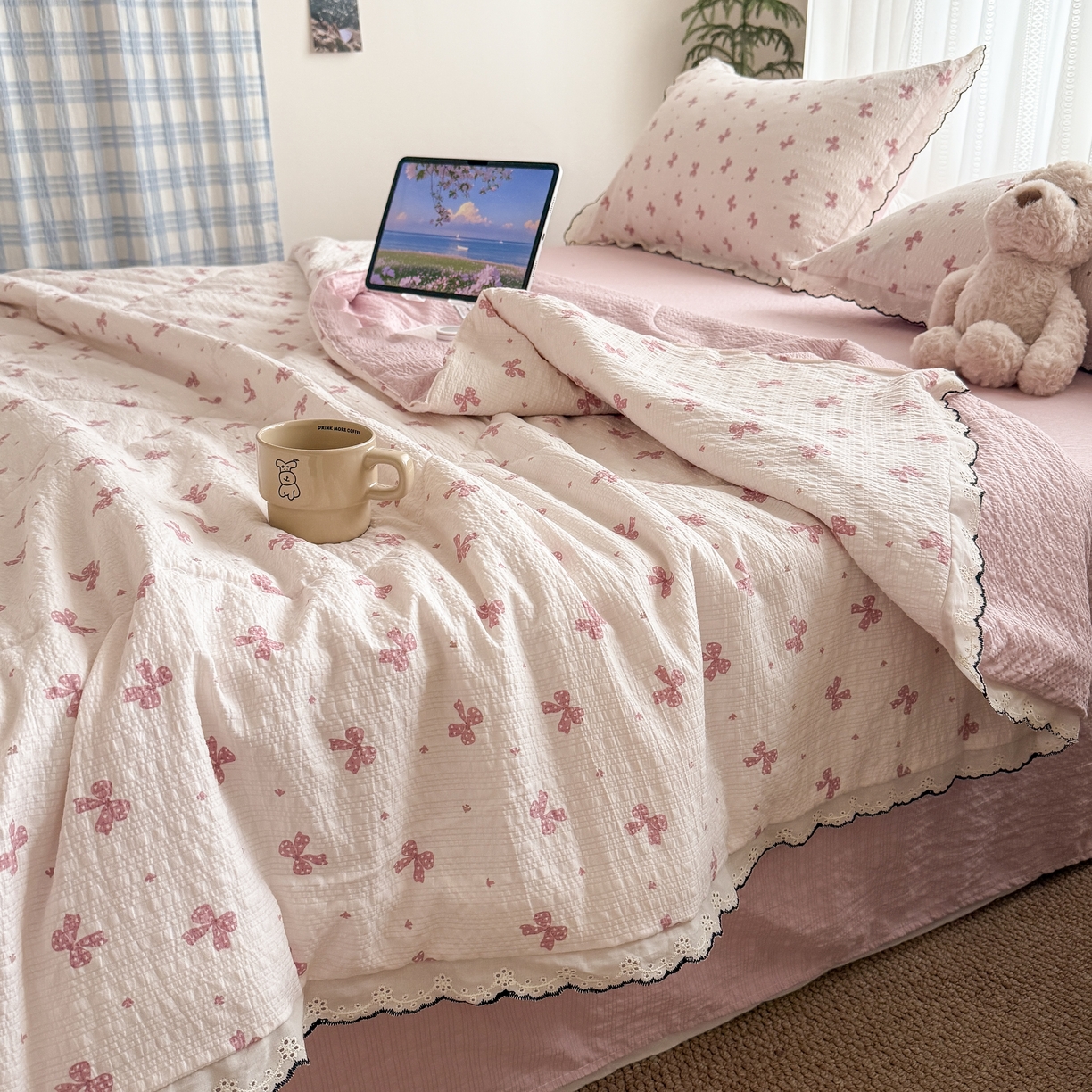 91家纺网 家纺一手货源 找家纺 欧尚 2026新款蕾丝花边夏被款四件套 粉色蝴蝶结