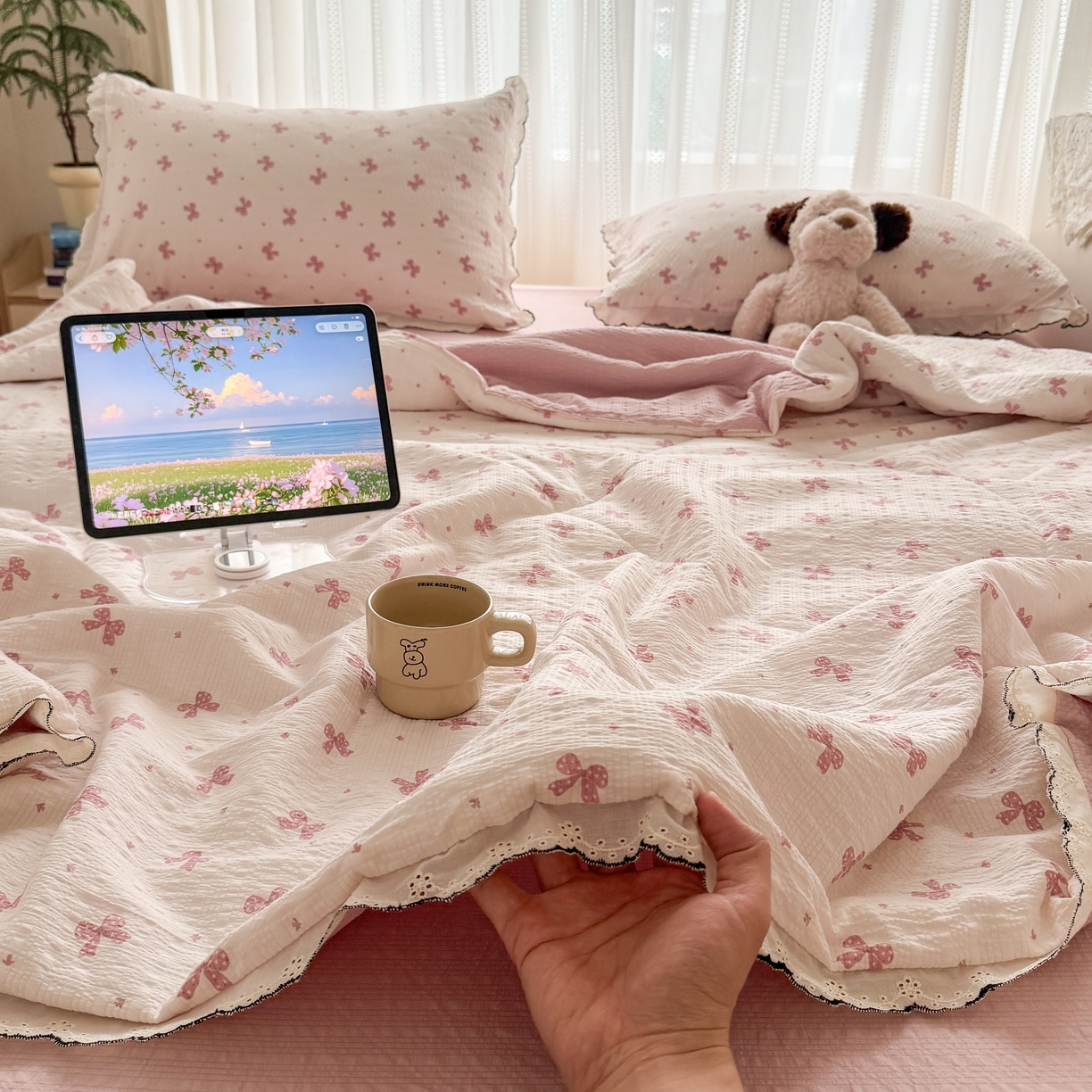 91家纺网 家纺一手货源 找家纺 欧尚 2026新款蕾丝花边夏被款四件套 粉色蝴蝶结