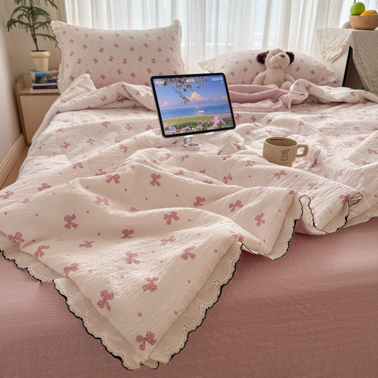 91家纺网 家纺一手货源 找家纺 欧尚 2026新款蕾丝花边夏被款四件套 粉色蝴蝶结