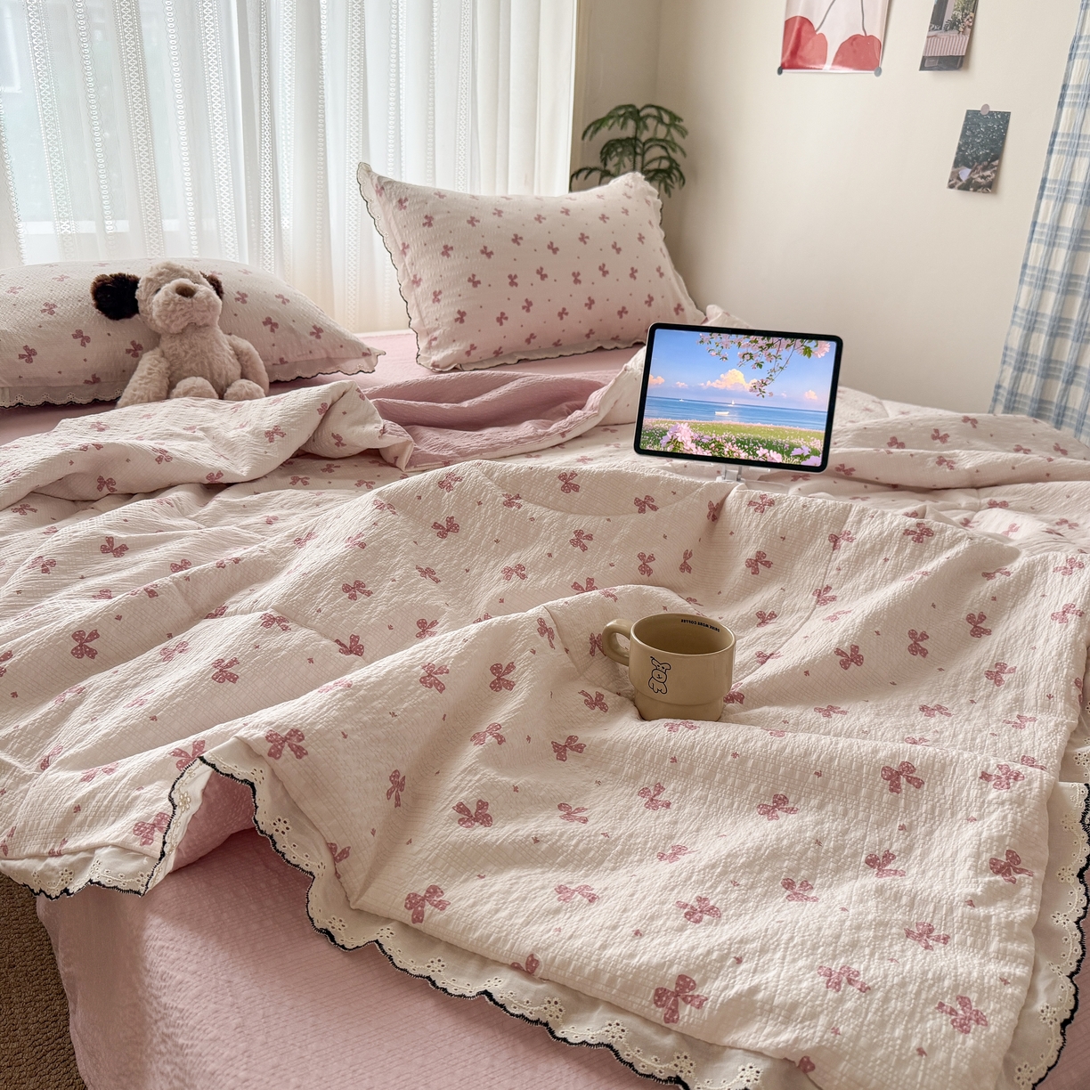 91家纺网 家纺一手货源 找家纺 欧尚 2026新款蕾丝花边夏被款四件套 粉色蝴蝶结