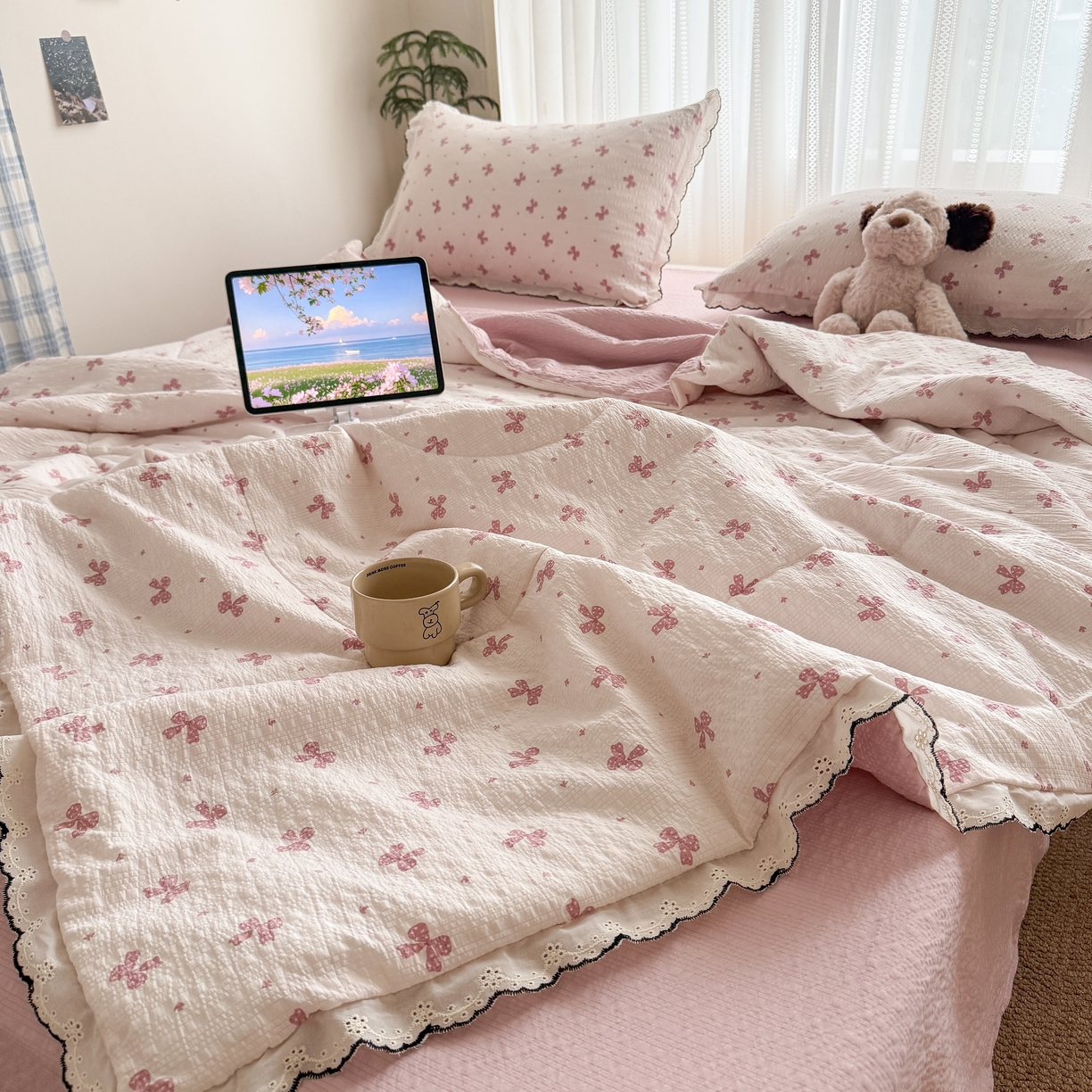 91家纺网 家纺一手货源 找家纺 欧尚 2026新款蕾丝花边夏被款四件套 粉色蝴蝶结