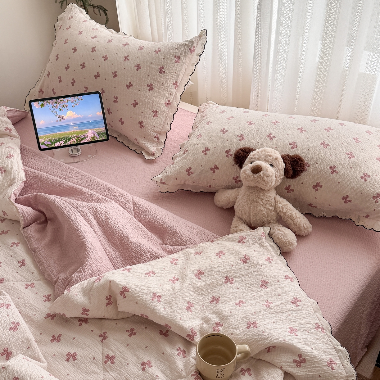 91家纺网 家纺一手货源 找家纺 欧尚 2026新款蕾丝花边夏被款四件套 粉色蝴蝶结