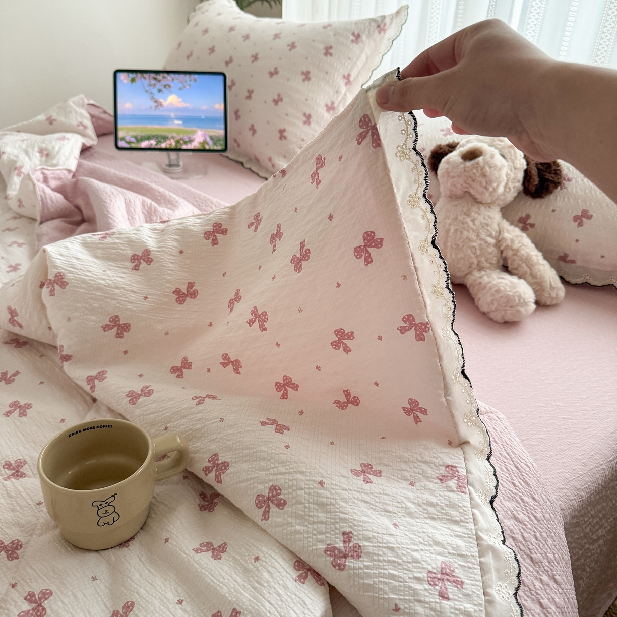 91家纺网 家纺一手货源 找家纺 欧尚 2026新款蕾丝花边夏被款四件套 粉色蝴蝶结