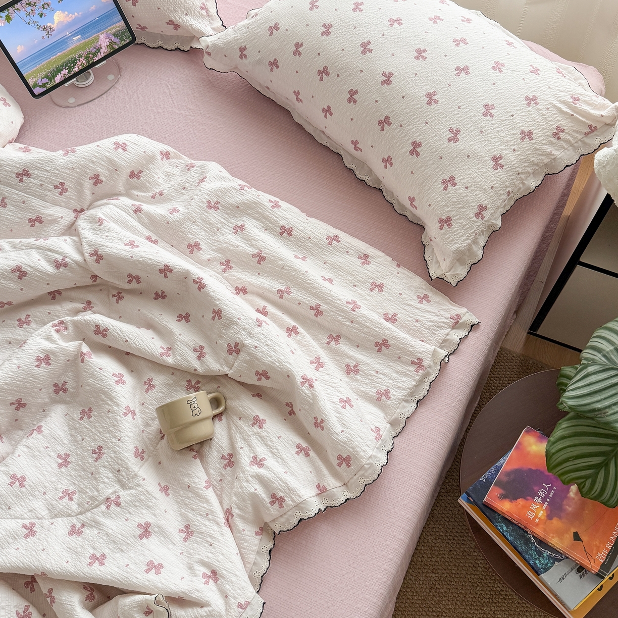 91家纺网 家纺一手货源 找家纺 欧尚 2026新款蕾丝花边夏被款四件套 粉色蝴蝶结