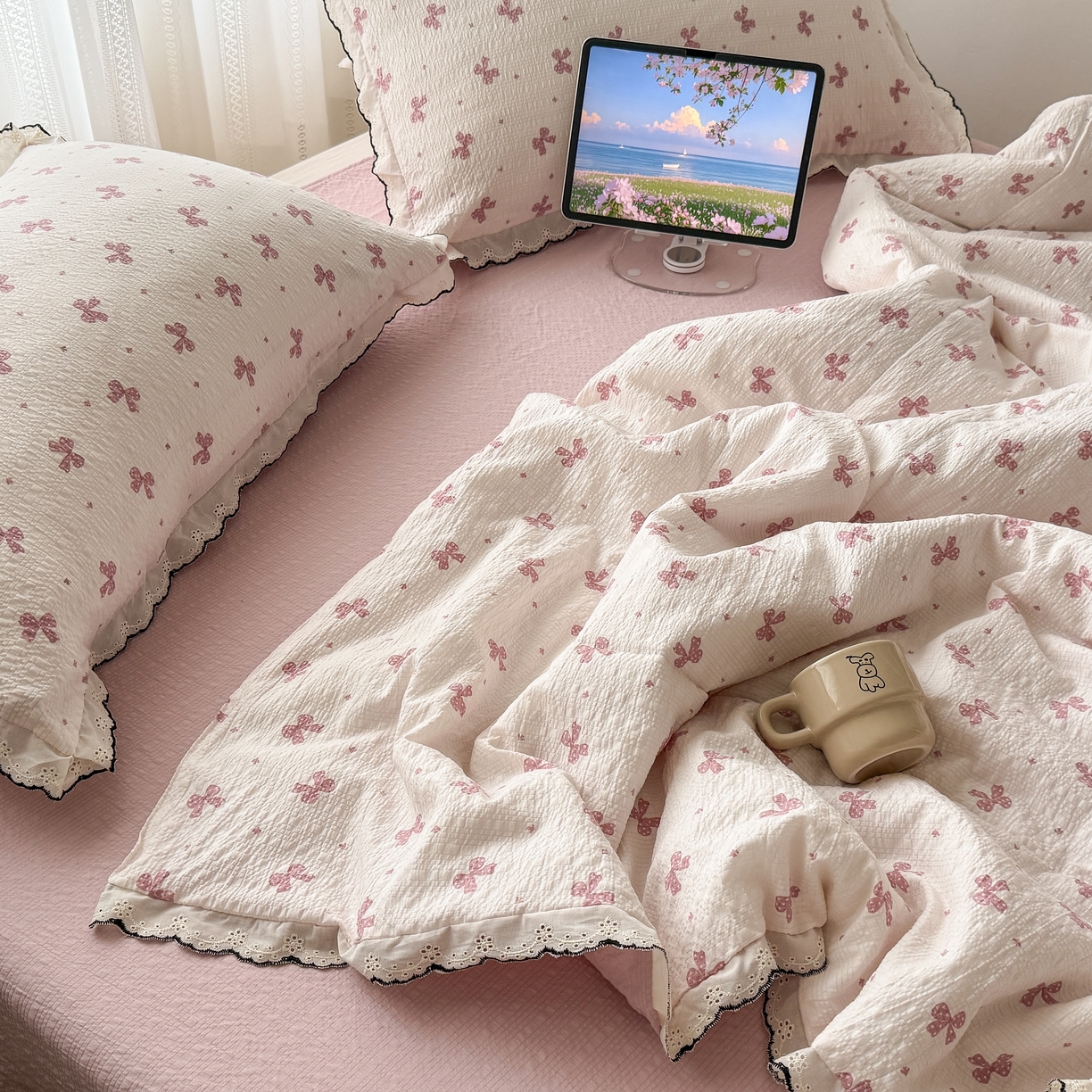 91家纺网 家纺一手货源 找家纺 欧尚 2026新款蕾丝花边夏被款四件套 粉色蝴蝶结