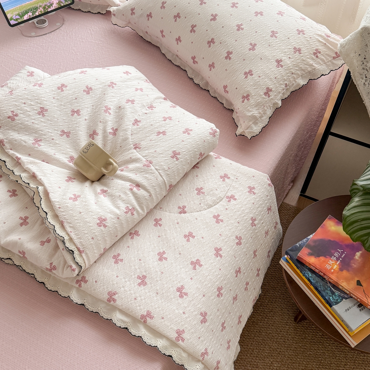 91家纺网 家纺一手货源 找家纺 欧尚 2026新款蕾丝花边夏被款四件套 粉色蝴蝶结