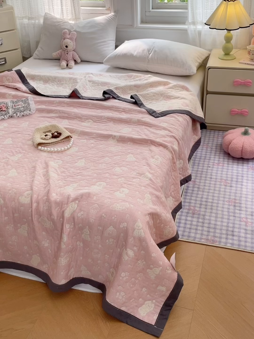 91家纺网 家纺一手货源 找家纺 云天家纺 2026新款A类全棉三层纱多功能毛巾被（盖毯床单夏被） 萌宠小狗-粉