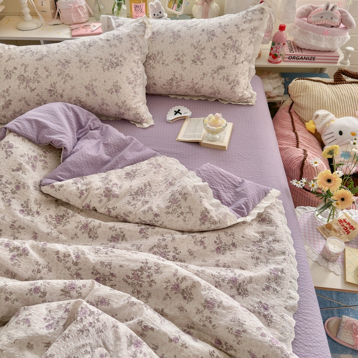 91家纺网 家纺一手货源 找家纺 几禾 2026新款泡芙纱全棉蕾丝花边夏被-花笺系列（甜系花边撞入梦境，软乎乎的质感，治愈所有疲惫） 花笺-柔紫碎花屿