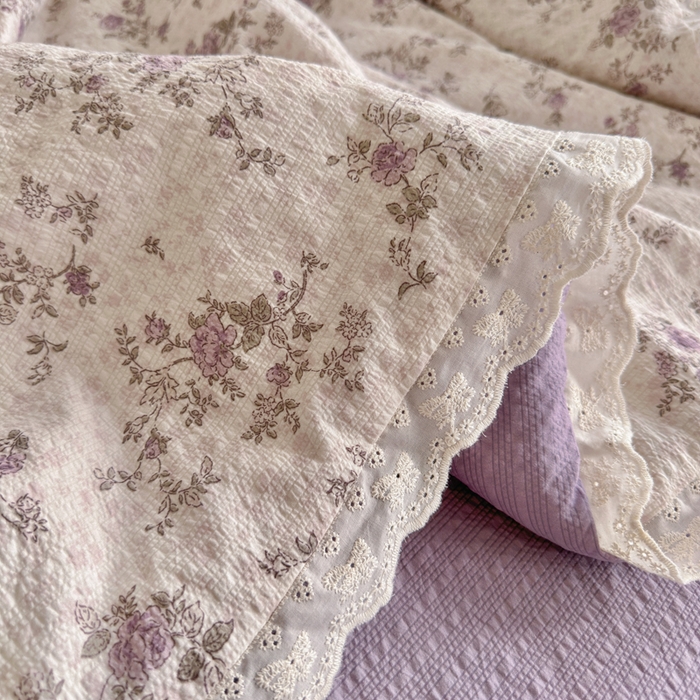 91家纺网 家纺一手货源 找家纺 几禾 2026新款泡芙纱全棉蕾丝花边夏被-花笺系列（甜系花边撞入梦境，软乎乎的质感，治愈所有疲惫） 花笺-柔紫碎花屿