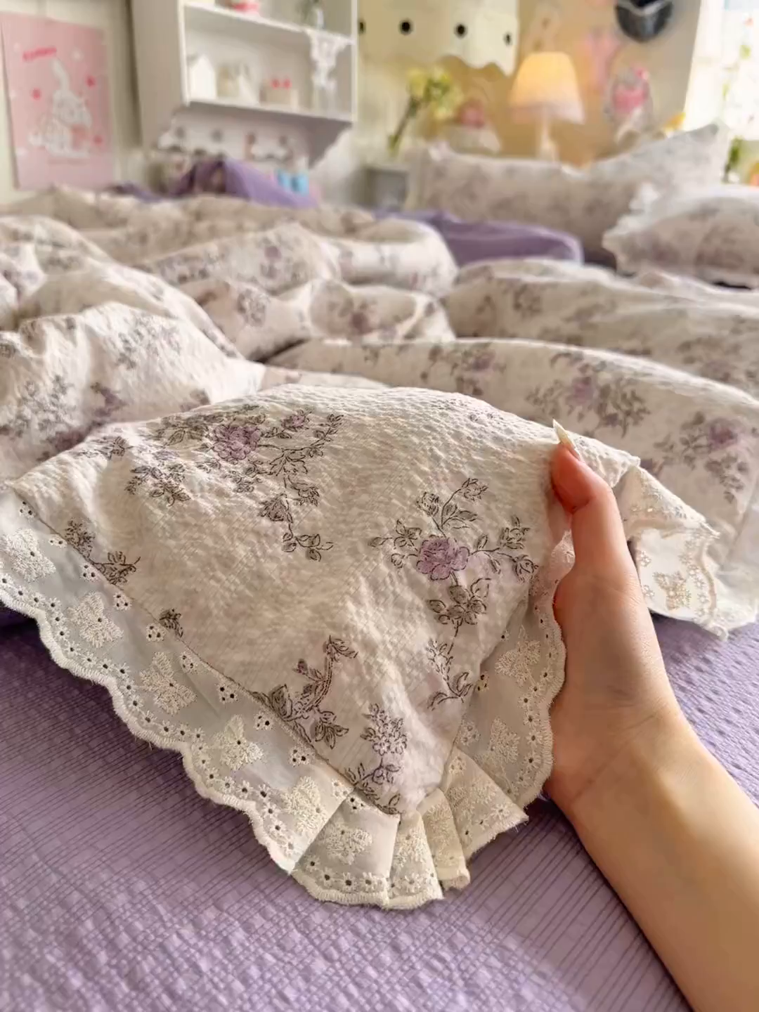 91家纺网 家纺一手货源 找家纺 几禾 2026新款泡芙纱全棉蕾丝花边夏被-花笺系列（甜系花边撞入梦境，软乎乎的质感，治愈所有疲惫） 花笺-柔紫碎花屿
