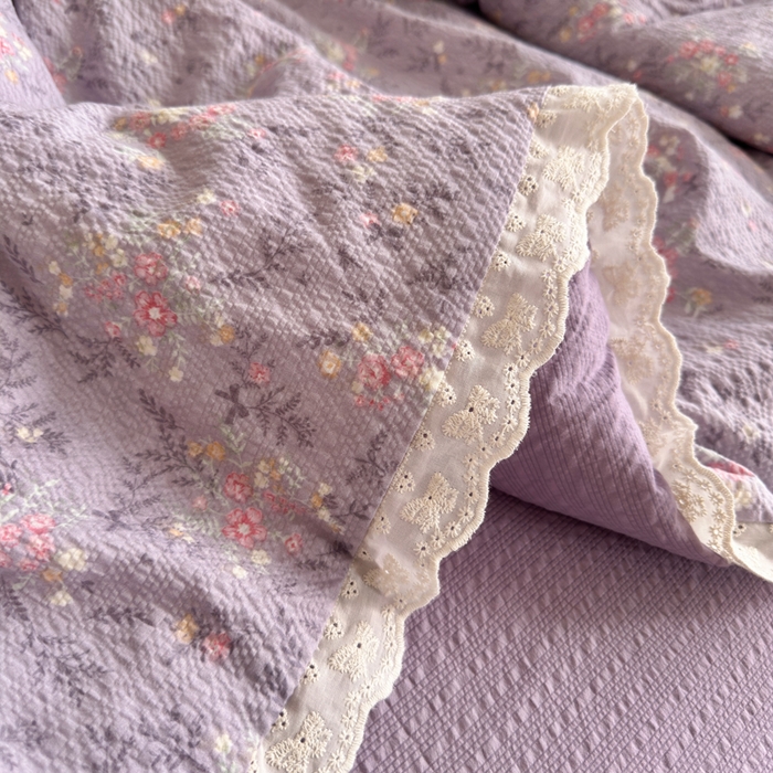 91家纺网 家纺一手货源 找家纺 几禾 2026新款泡芙纱全棉蕾丝花边夏被-花笺系列（甜系花边撞入梦境，软乎乎的质感，治愈所有疲惫） 花笺-松间茶事