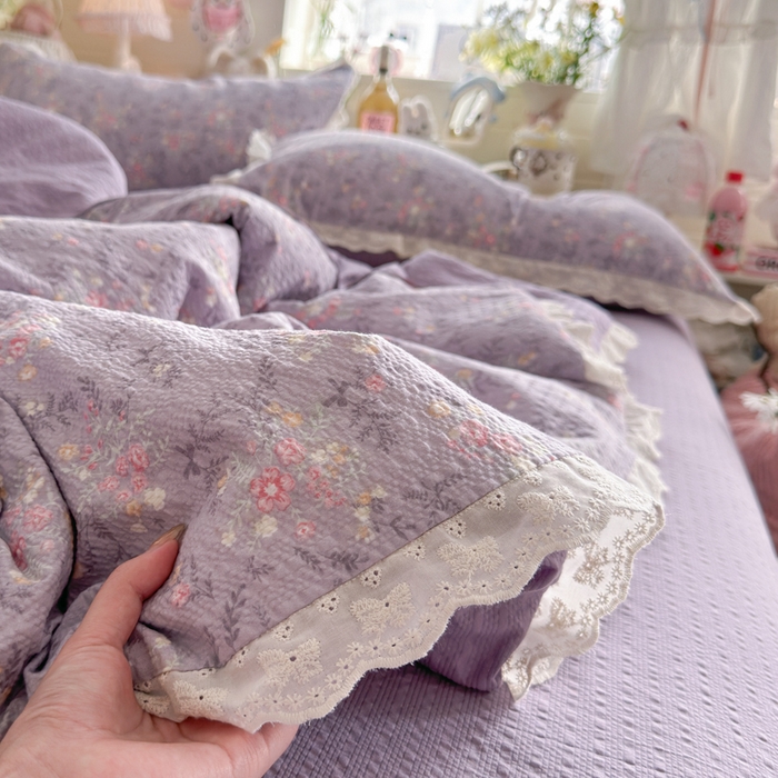91家纺网 家纺一手货源 找家纺 几禾 2026新款泡芙纱全棉蕾丝花边夏被-花笺系列（甜系花边撞入梦境，软乎乎的质感，治愈所有疲惫） 花笺-松间茶事