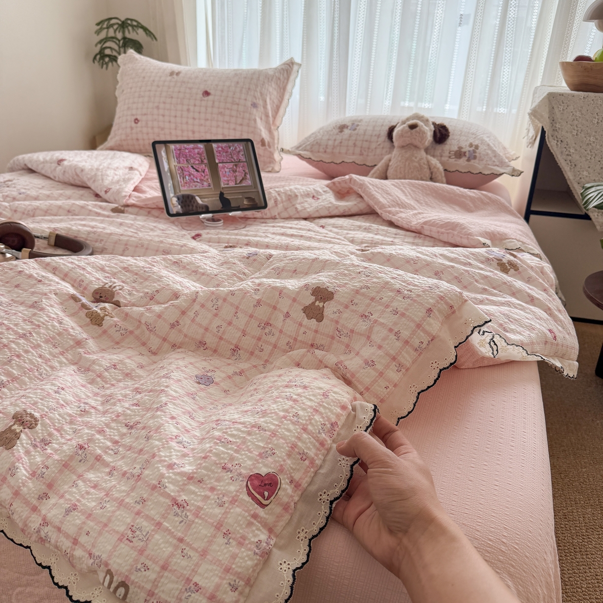 91家纺网 家纺一手货源 找家纺 欧尚 2026新款蕾丝花边夏被款四件套 格系萌兔