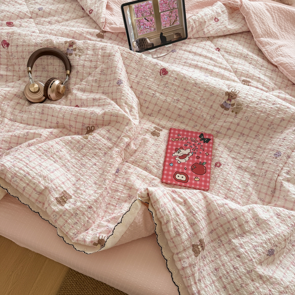 91家纺网 家纺一手货源 找家纺 欧尚 2026新款蕾丝花边夏被款四件套 格系萌兔