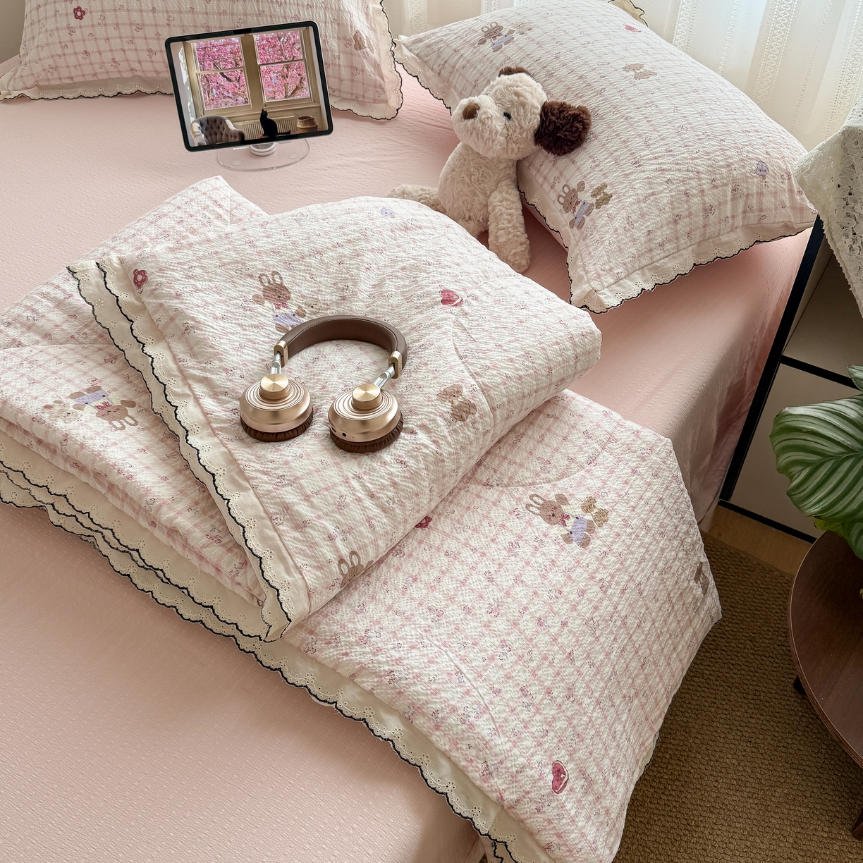 91家纺网 家纺一手货源 找家纺 欧尚 2026新款蕾丝花边夏被款四件套 格系萌兔