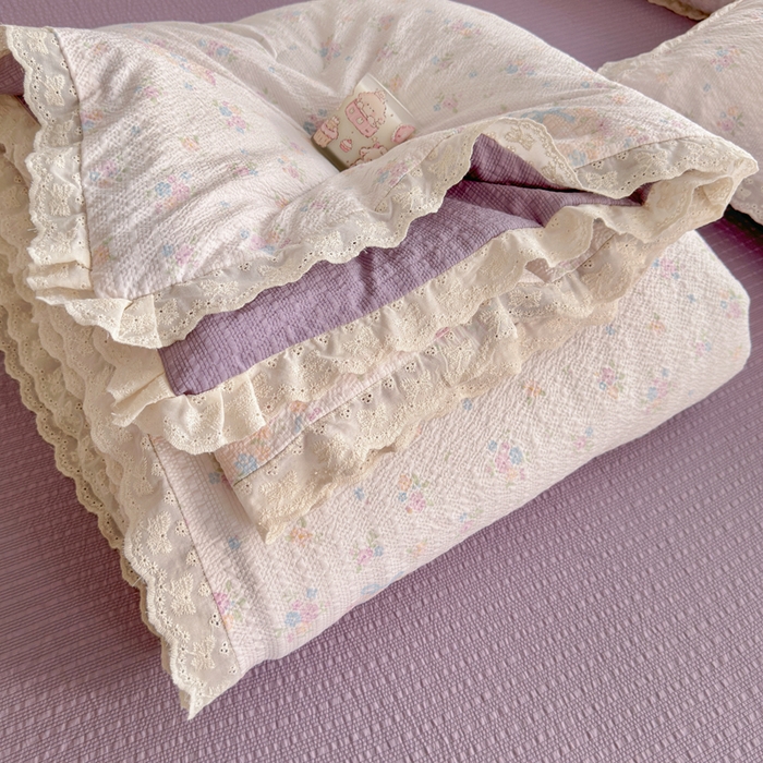 91家纺网 家纺一手货源 找家纺 几禾 2026新款泡芙纱全棉蕾丝花边夏被-花笺系列（甜系花边撞入梦境，软乎乎的质感，治愈所有疲惫） 花笺-碎花藏甜