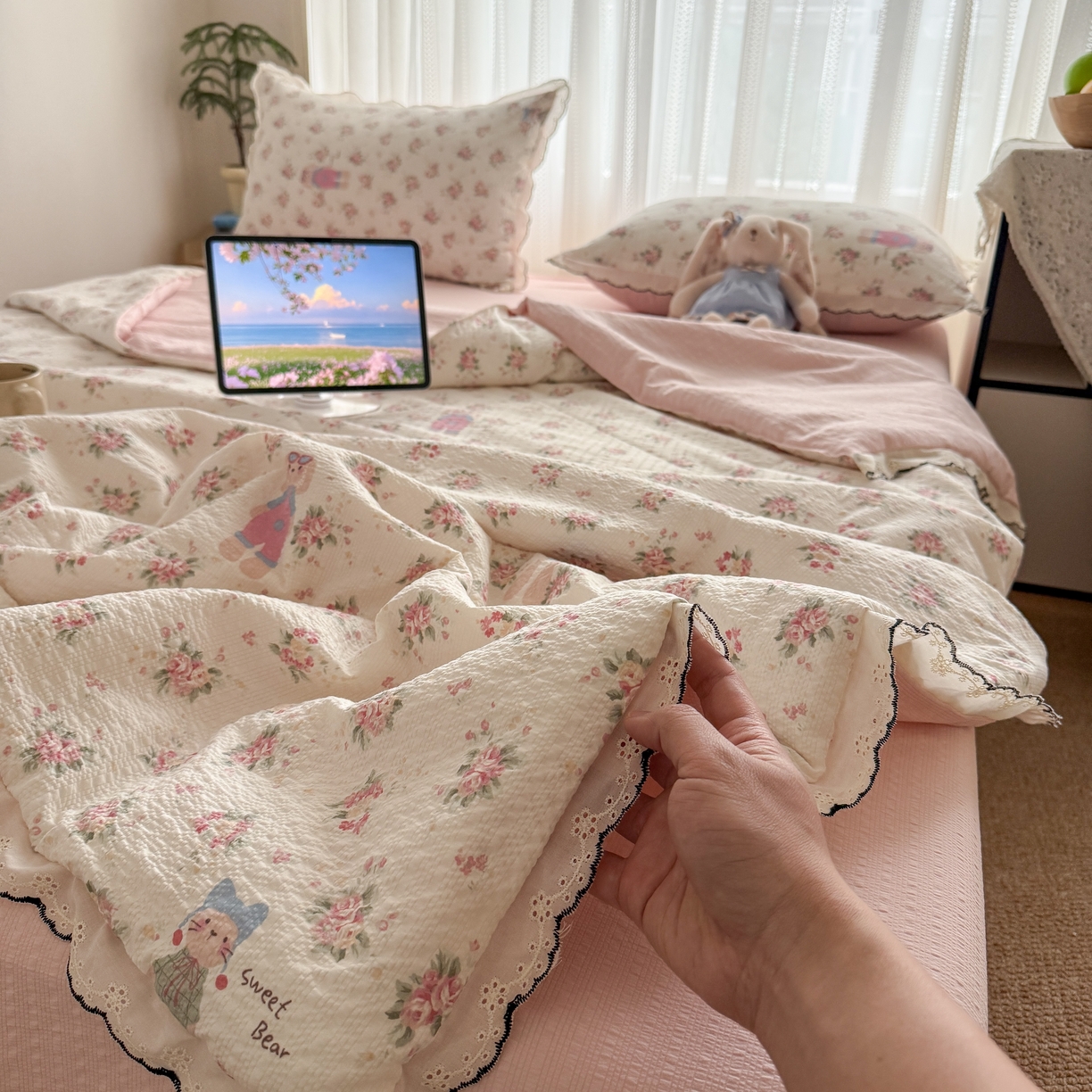 91家纺网 家纺一手货源 找家纺 欧尚 2026新款蕾丝花边夏被款四件套 花丛萌兔