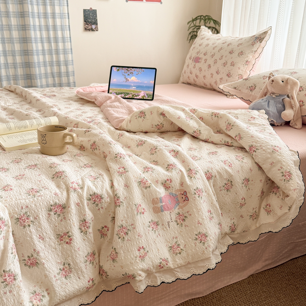 91家纺网 家纺一手货源 找家纺 欧尚 2026新款蕾丝花边夏被款四件套 花丛萌兔