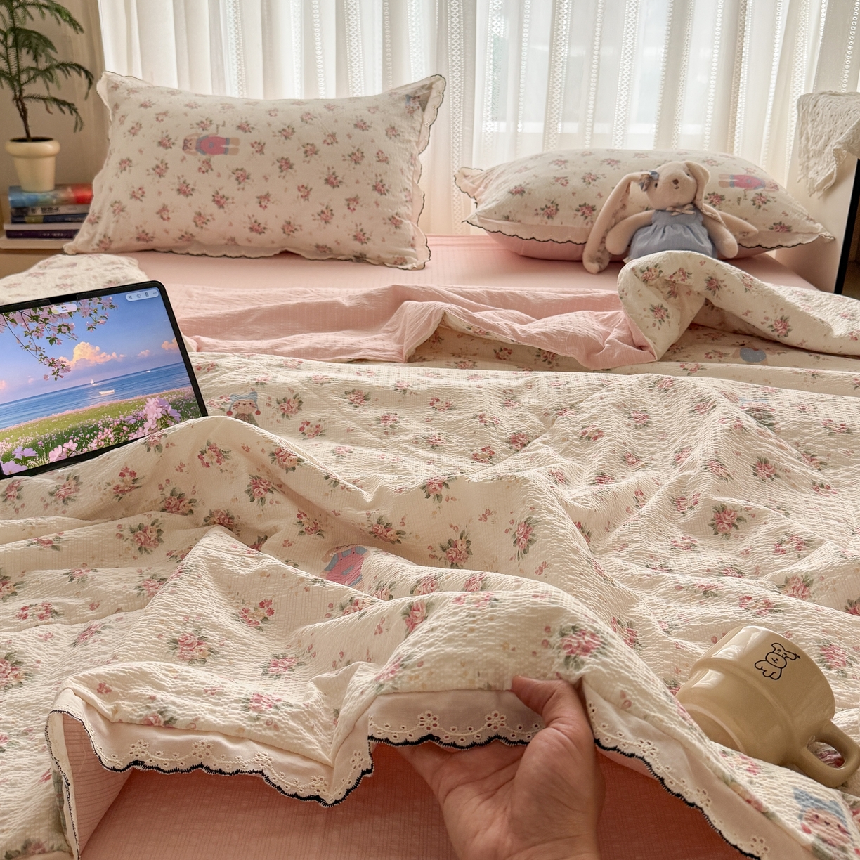 91家纺网 家纺一手货源 找家纺 欧尚 2026新款蕾丝花边夏被款四件套 花丛萌兔