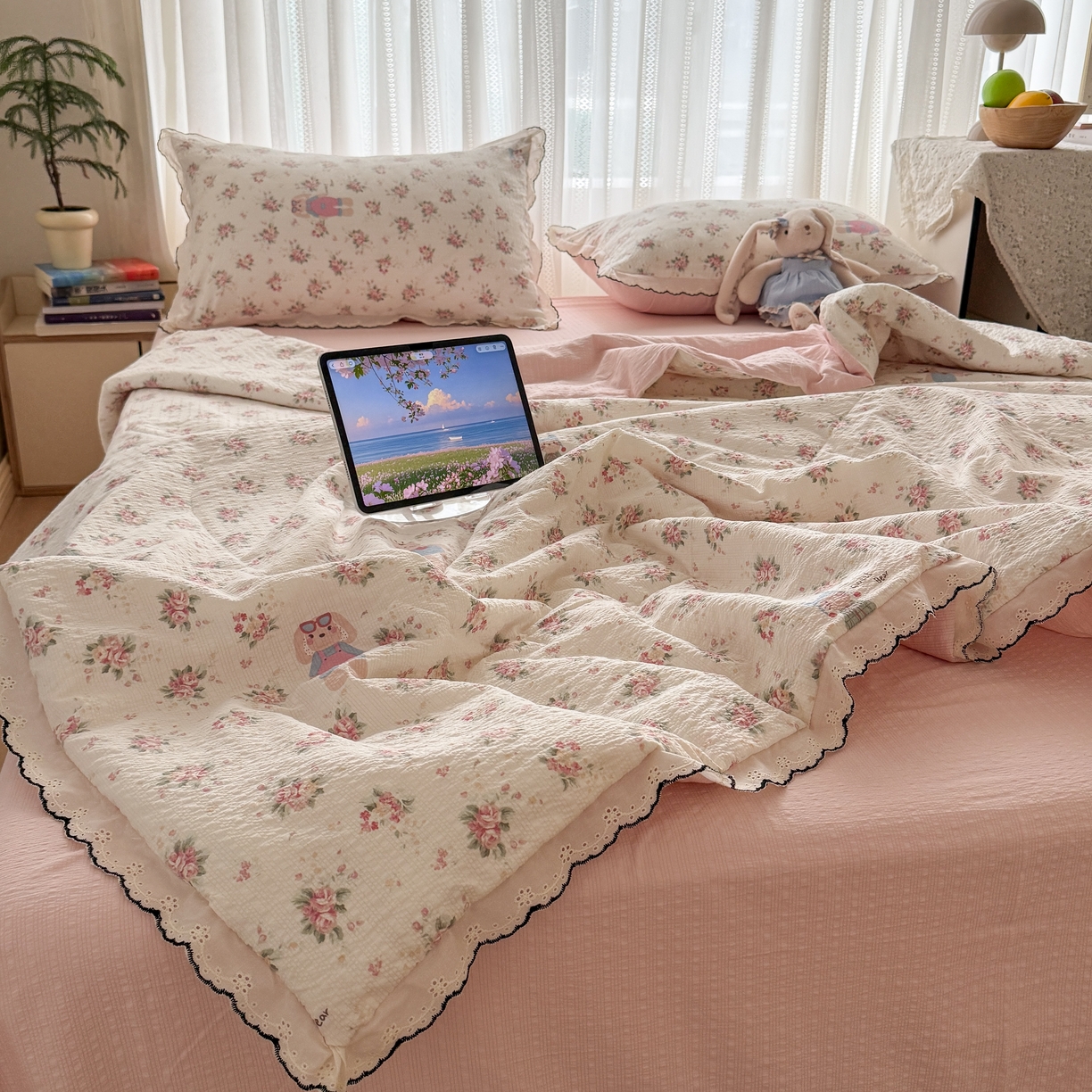 91家纺网 家纺一手货源 找家纺 欧尚 2026新款蕾丝花边夏被款四件套 花丛萌兔