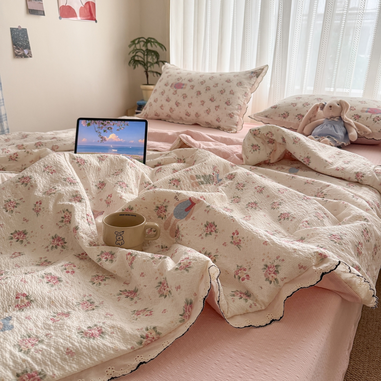 91家纺网 家纺一手货源 找家纺 欧尚 2026新款蕾丝花边夏被款四件套 花丛萌兔