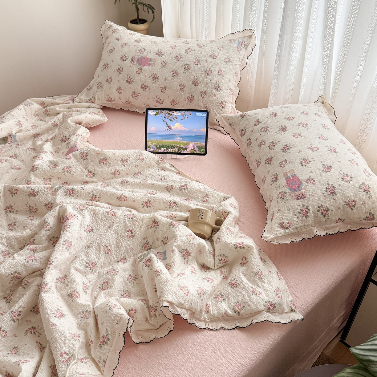 91家纺网 家纺一手货源 找家纺 欧尚 2026新款蕾丝花边夏被款四件套 花丛萌兔