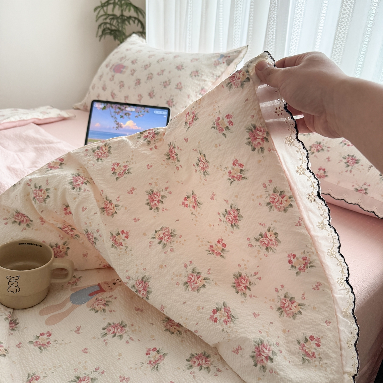 91家纺网 家纺一手货源 找家纺 欧尚 2026新款蕾丝花边夏被款四件套 花丛萌兔