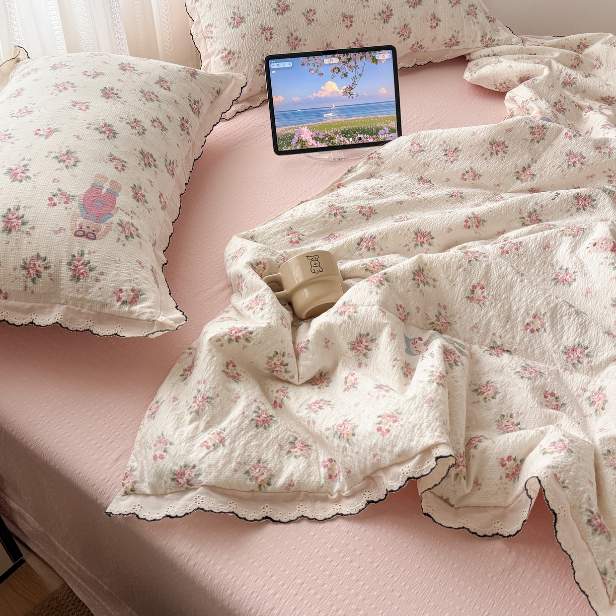 91家纺网 家纺一手货源 找家纺 欧尚 2026新款蕾丝花边夏被款四件套 花丛萌兔