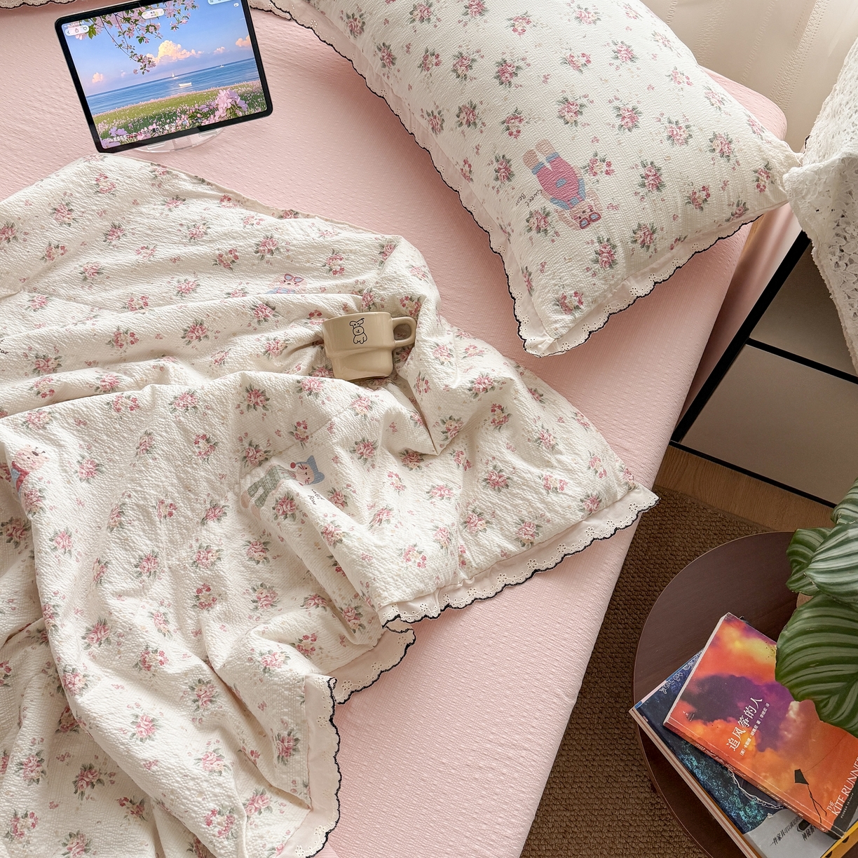 91家纺网 家纺一手货源 找家纺 欧尚 2026新款蕾丝花边夏被款四件套 花丛萌兔