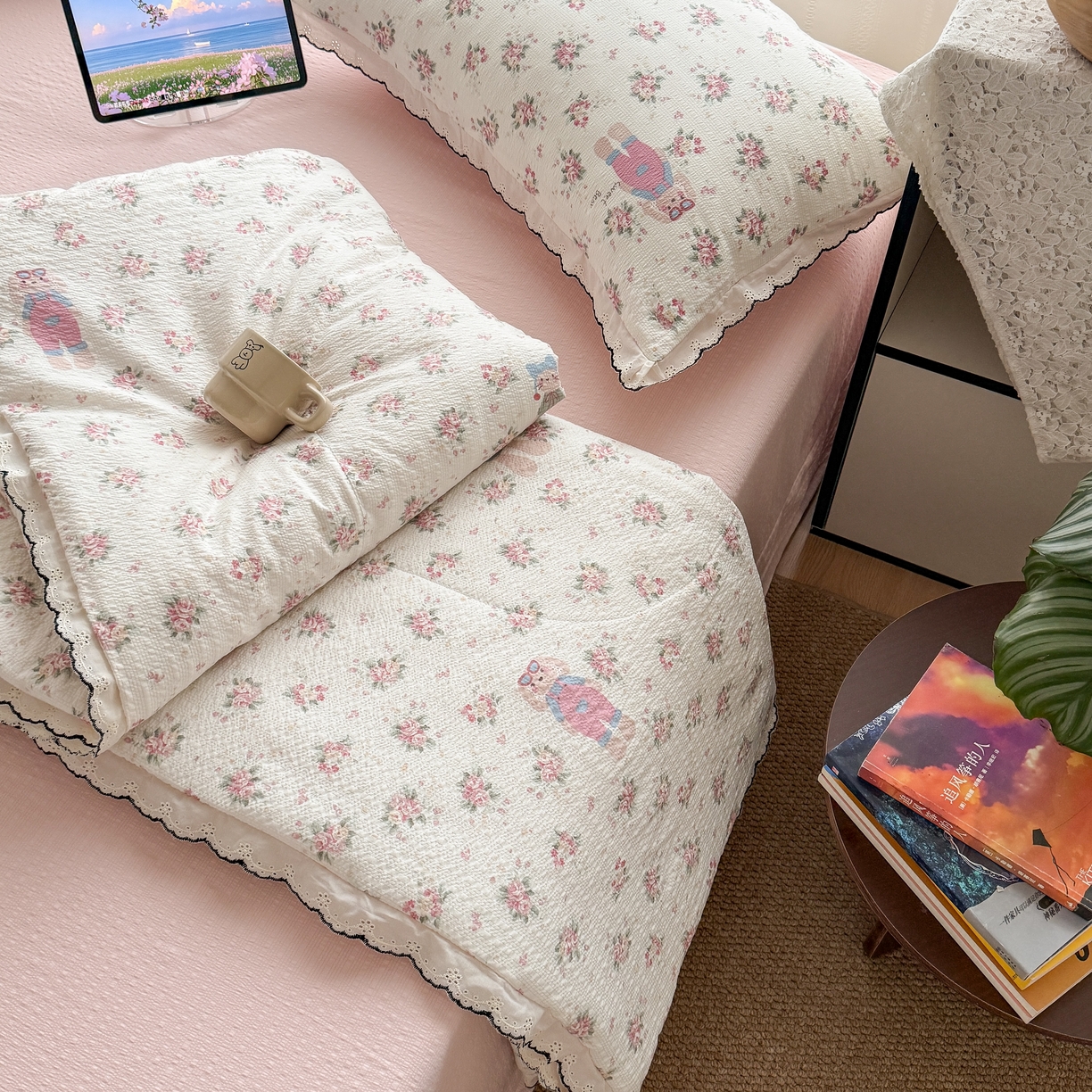 91家纺网 家纺一手货源 找家纺 欧尚 2026新款蕾丝花边夏被款四件套 花丛萌兔