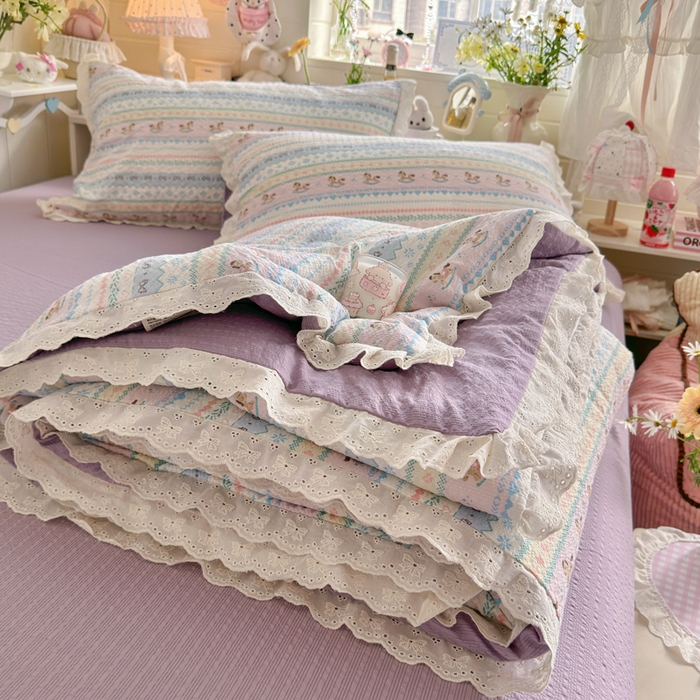 91家纺网 家纺一手货源 找家纺 几禾 2026新款泡芙纱全棉蕾丝花边夏被-花笺系列（甜系花边撞入梦境，软乎乎的质感，治愈所有疲惫） 花笺-甜心木马卷