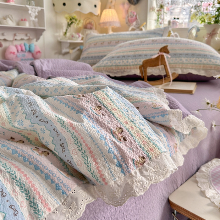 91家纺网 家纺一手货源 找家纺 几禾 2026新款泡芙纱全棉蕾丝花边夏被-花笺系列（甜系花边撞入梦境，软乎乎的质感，治愈所有疲惫） 花笺-甜心木马卷