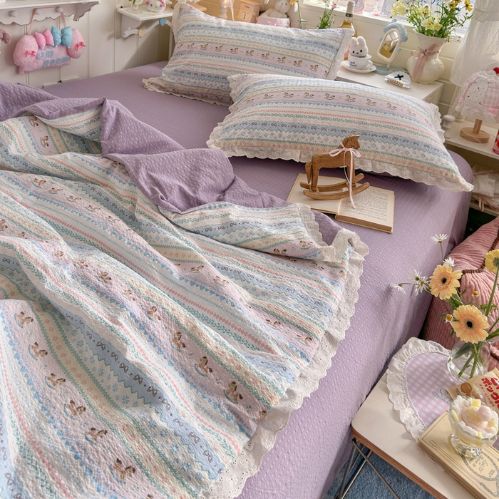 91家纺网 家纺一手货源 找家纺 几禾 2026新款泡芙纱全棉蕾丝花边夏被-花笺系列（甜系花边撞入梦境，软乎乎的质感，治愈所有疲惫） 花笺-甜心木马卷