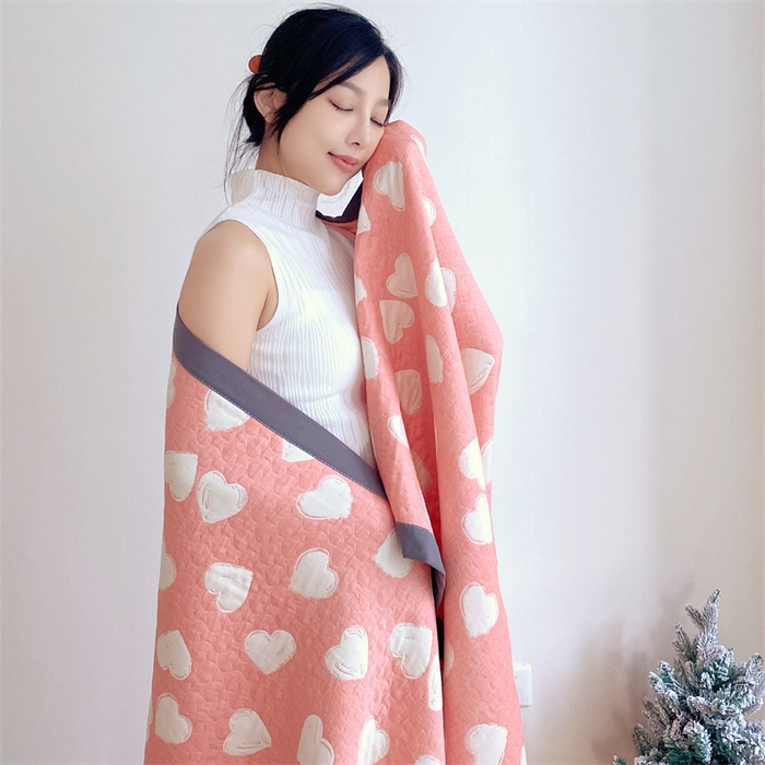 91家纺网 家纺一手货源 找家纺 云天家纺 2026新款A类全棉三层纱多功能毛巾被（盖毯床单夏被） 甜蜜爱心-粉