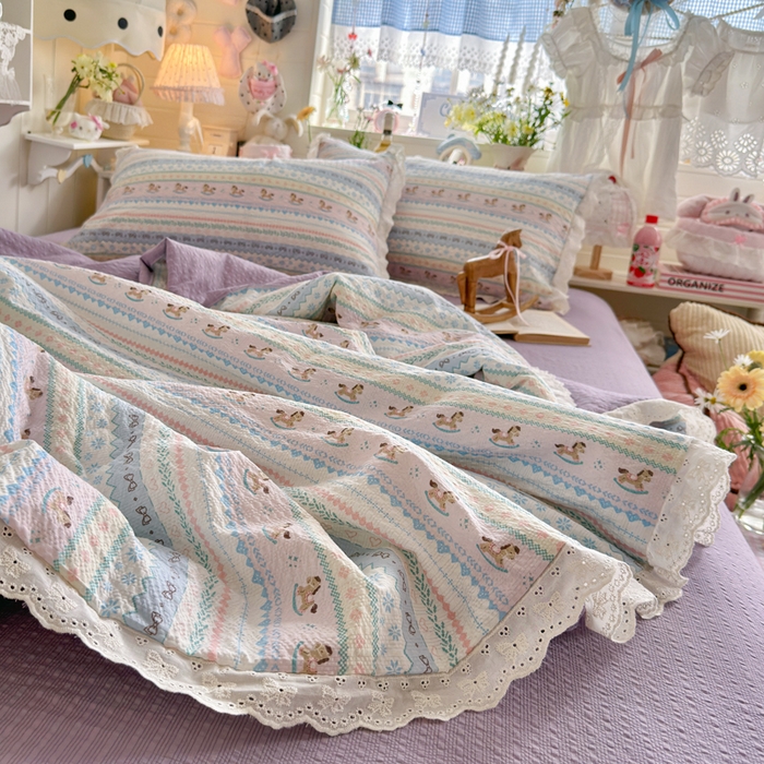 91家纺网 家纺一手货源 找家纺 几禾 2026新款泡芙纱全棉蕾丝花边夏被-花笺系列（甜系花边撞入梦境，软乎乎的质感，治愈所有疲惫） 花笺-甜心木马卷